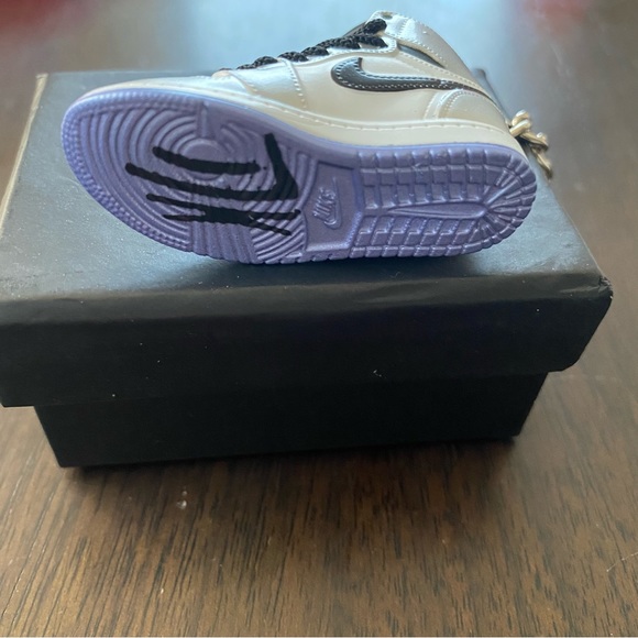 NEW mini 3D sneaker keychain Kawhi Leonard Air Jordan 1 Hi Retro "Think 16" - Picture 4 of 7
